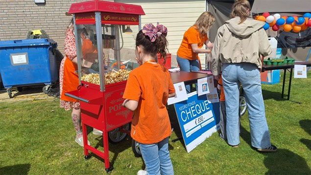 popcorn-en-suikerspin-machine-oranje-comité-KEGRO-Fonds